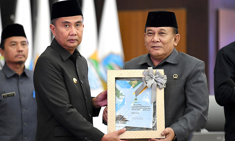 Penjabat Gubernur Bey Machmudin Sampaikan Dua Rancangan Perda kepada DPRD