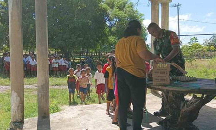 Babinsa Pahunga Lodu Melaksanakan Pendistribusian Makanan Tambahan Bergizi Bagi Siswa-siswi SD Larahau