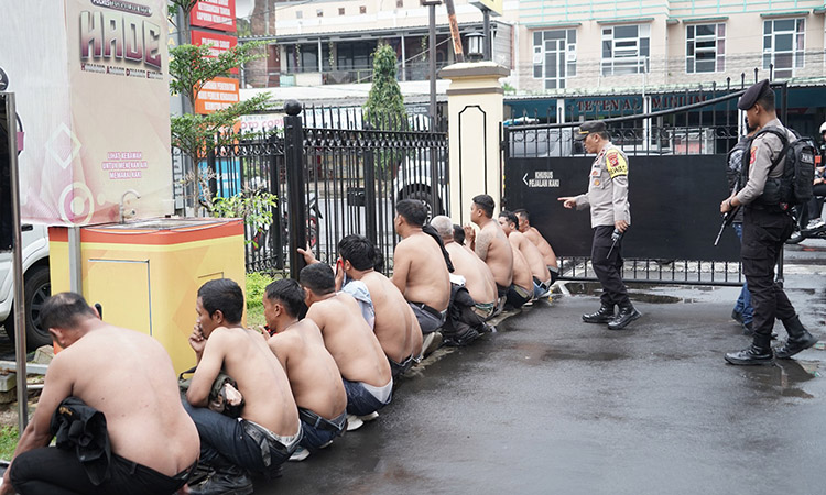 Polres Tasikmalaya Kota Amankan 13 Oknum Ormas, Keroyok Satpam di Kantor ACC Asia Plaza Polres Tasikmalaya Kota Amankan 13 Oknum Ormas, Keroyok Satpam di Kantor ACC Asia Plaza