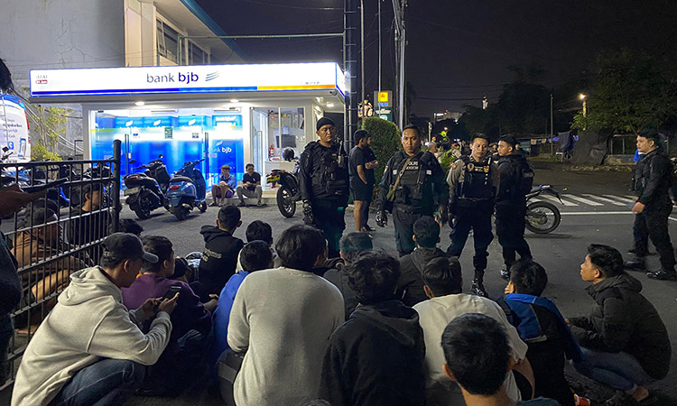 Balap Lari Liar Ganggu Lalu Lintas dan Meresahkan Masyarakat, Dibubarkan Patroli Sat Samapta Polres Tasikmalaya Kota Balap Lari Liar Ganggu Lalu Lintas dan Meresahkan Masyarakat, Dibubarkan Patroli Sat Samapta Polres Tasikmalaya Kota