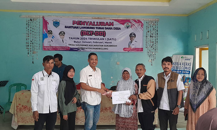 BLT Dana Desa Triwulan I 2024 Disalurkan, Kades Sidamukti Secara Langsung Serahkan Dana Bantuan ke KPM