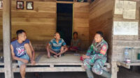 Babinsa Tabundung Ingatkan Warga Dalam Musim Hujan Selalu Waspada Banjir dan Longsor