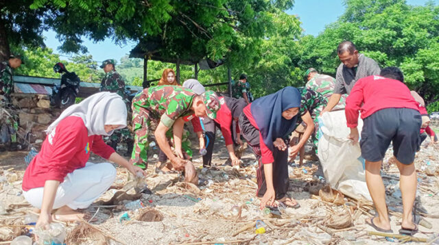 Sinergi TNI, Mahasiswa, dan Masyarakat Bersihkan Pantai dari Polusi Plastik