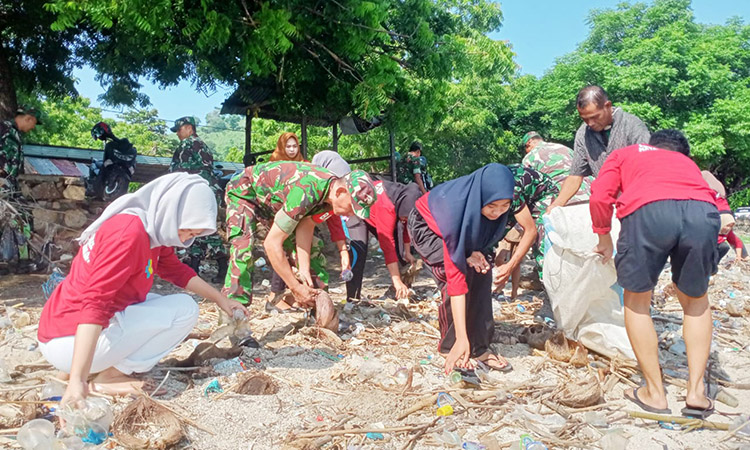 Sinergi TNI, Mahasiswa, dan Masyarakat Bersihkan Pantai dari Polusi Plastik