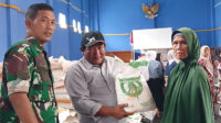 Pemdes Bugel Bersama Pihak Pos Menyalurkan Bansos Berupa Beras Di Gedung Olah Raga