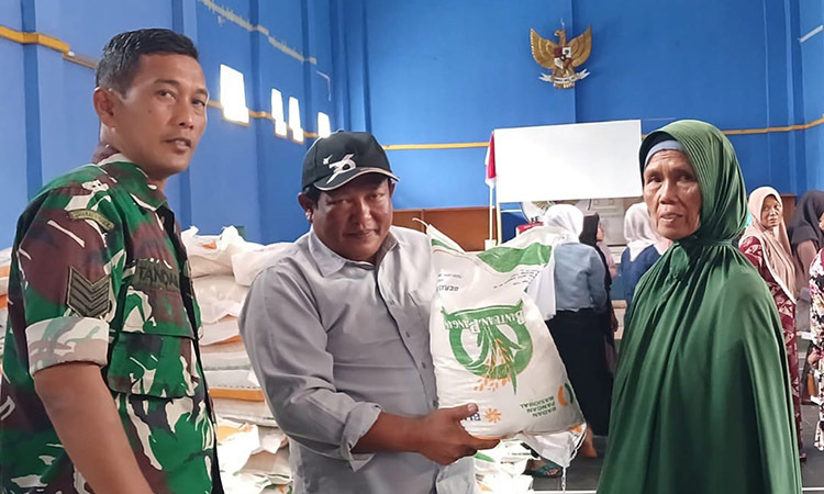 Pemdes Bugel Bersama Pihak Pos Menyalurkan Bansos Berupa Beras Di Gedung Olah Raga