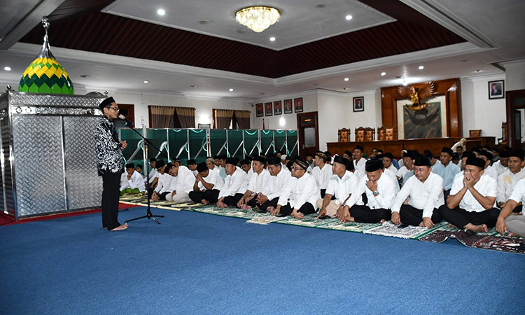 PJ Bupati Tulungagung Ikuti Safari Ramadhan, Shalat Isya dan Tarawih di Kantor DPRD Kabupaten Tulungagung