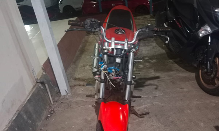 Polsek Bentian Besar Berhasil Mengungkap Kasus Peredaran Narkotika Kutai Barat - Melalui Kapolsek Bentian Besar AKP Iriyanto, S.H., Kapolres Kutai Barat AKBP Kade Budiyarta, S.I.K., memberikan pernyataan bahwa pada hari Kamis, tanggal 21 Maret 2024, sekitar pukul 19.00 Wita, personel Polsek Bentian Besar berhasil mengungkap kasus peredaran narkotika di wilayah hukumnya. Berdasarkan informasi dari masyarakat terkait dugaan penggelapan pupuk, personel Polsek Bentian Besar bersama dua orang masyarakat mendatangi seorang sopir berinisial J, di kamar Workshop Bansaw Kamp, Jelmu Sibak, Kecamatan Bentian Besar, Kabupaten Kutai Barat. Saat personel Polsek tiba di lokasi, mereka menemukan keberadaan salah satu masyarakat, yang memberitahu bahwa J sedang berada di rumah sebelah. Personel Polsek kemudian melakukan penggeledahan di kamar tersebut setelah melihat hal yang mencurigakan. Dalam penggeledahan tersebut, ditemukan sejumlah barang bukti yang mencurigakan, antara lain Dompet kecil berwarna coklat bertuliskan NANO SPRAY Milionaire Group, yang berisi 1 buah tisu berwarna putih, 1 buah sedotan berwarna putih 1 buah pipa kaca berwarna bening tertutup karet berwarna coklat, 30 buah plastik bening berukuran kecil, 2 buah plastik bening berukuran sedang, 1 poket kecil yang diduga narkotika jenis sabu-sabu yang dibungkus di plastik kecil warna putih bening, dan 1 buah korek bermerek TUKAI berwarna ungu. Setelah dilakukan pemeriksaan, J mengakui kepemilikan barang tersebut, yang ia klaim diperoleh dari orang tidak dikenal. Tersangka beserta barang bukti kemudian diamankan oleh personel Polsek untuk proses hukum lebih lanjut di Polsek Bentian Besar, Polres Kutai Barat. Kapolres Kutai Barat AKBP Kade Budiyarta, S.I.K., menyatakan bahwa keberhasilan ini menunjukkan komitmen personel Polsek Bentian Besar dalam memberantas peredaran narkotika di wilayahnya, serta mendorong kesadaran masyarakat untuk turut serta dalam pemberantasan kejahatan terkait narkotika.( Jimmi/Humas)
