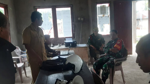 Sambangi Kantor Desa, Babinsa Serda Syamsurijal Komsos Dengan Perangkat Desa
