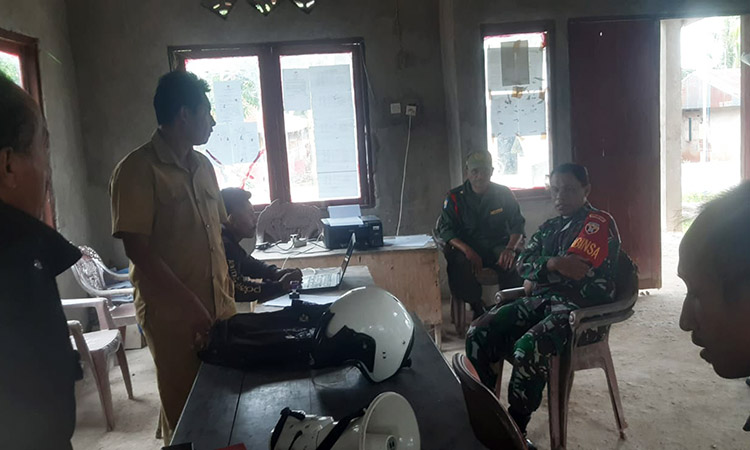 Sambangi Kantor Desa, Babinsa Serda Syamsurijal Komsos Dengan Perangkat Desa