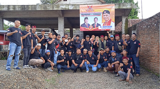 Grib Jaya PAC Manonjaya Bagi Ratusan Takjil di Jalan Alternatif  Banjar - Manonjaya