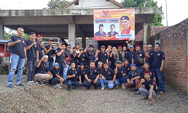 Grib Jaya PAC Manonjaya Bagi Ratusan Takjil di Jalan Alternatif  Banjar - Manonjaya