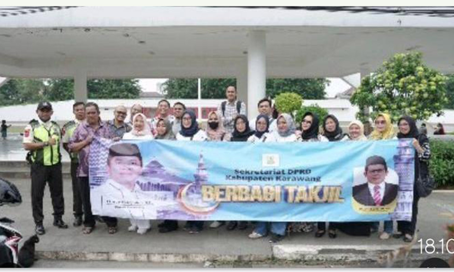 Sekertariat DPRD Kabupaten Karawang Bagi Takjil Pada Hari Ke-4 Bulan Romadhon