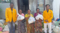 Mahasiswa FOPMAP Kota Kupang Berikan Sentuhan Kasih di Pasar Naikoten Mahasiswa FOPMAP Kota Kupang Berikan Sentuhan Kasih di Pasar Naikoten