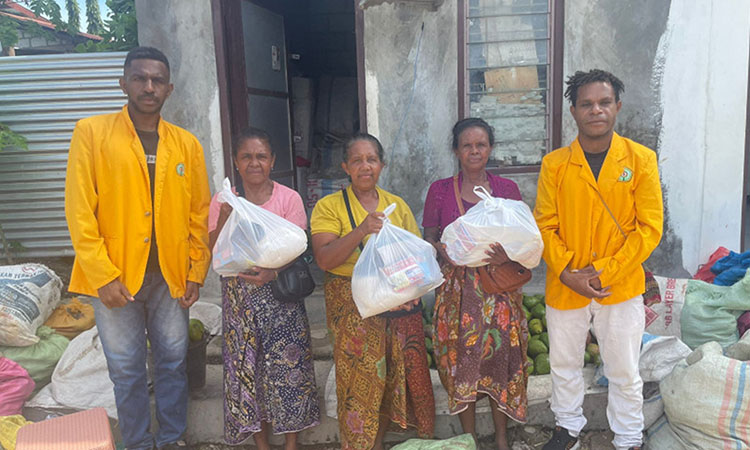 Mahasiswa FOPMAP Kota Kupang Berikan Sentuhan Kasih di Pasar Naikoten Mahasiswa FOPMAP Kota Kupang Berikan Sentuhan Kasih di Pasar Naikoten