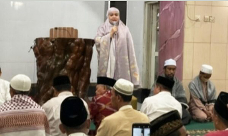 Bupati Bima Safari Ramadhan Perdana Di Mesjid Al-Mubarak Kecamatan Wawo, Beri Bantuan Paket Al-Qur’an