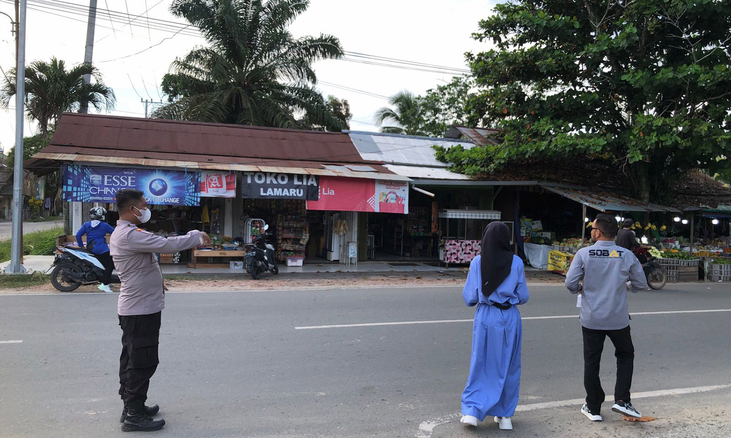 Giat Berbagi Takjil Oleh Bhabinkamtibmas Kelurahan Teritip Di Bulan Suci Ramadhan 1445 H