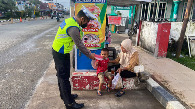 Satlantas Polres Berau Bagikan Takjil Untuk Pengguna Jalan Jelang Berbuka Puasa di Depan RSUD Abdul Rivai