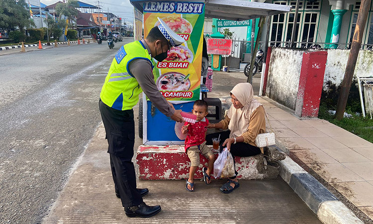 Satlantas Polres Berau Bagikan Takjil Untuk Pengguna Jalan Jelang Berbuka Puasa di Depan RSUD Abdul Rivai
