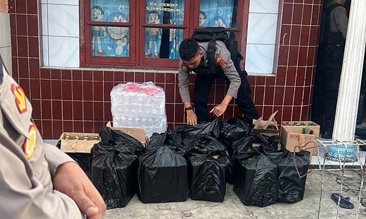 Patroli Sat Samapta Polres Tasikmalaya Kota Gerebek Rumah di Kelurahan Bantarsari, Amankan Ratusan Botol Miras