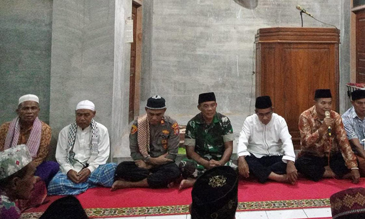 Kapolsek Belo Bersama Forkopimcam Gelar Safari Ramadhan di Desa Ncera Kapolsek Belo Bersama Forkopimcam Gelar Safari Ramadhan di Desa Ncera