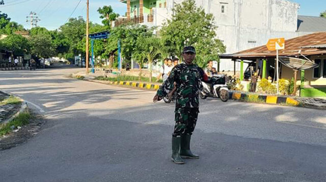 Berikan Rasa Aman, Babinsa Rindi Umalulu Bantu Siswa Menyeberang Jalan