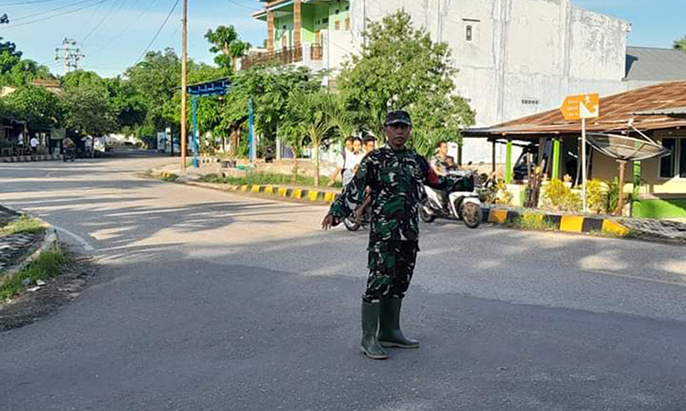 Berikan Rasa Aman, Babinsa Rindi Umalulu Bantu Siswa Menyeberang Jalan