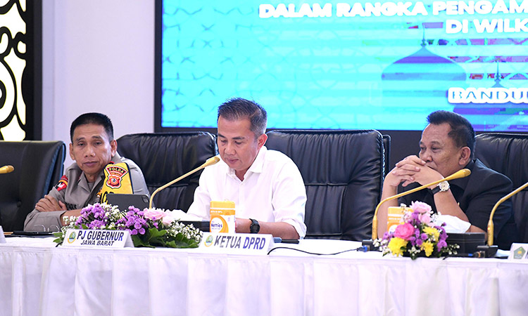 Bey Machmudin Pastikan Pelaksanaan Mudik di Jabar Berjalan Lancar dan Nyaman, Sebanyak 320 Lubang Jalan Dipastikan Rampung H-10 Lebaran Bey Machmudin Pastikan Pelaksanaan Mudik di Jabar Berjalan Lancar dan Nyaman, Sebanyak 320 Lubang Jalan Dipastikan Rampung H-10 Lebaran