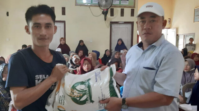 Syafe,i Kepalan Pekon (Desa) Kanyangan Bagikan Langsung Bantuan Beras Bulog Pada 229 KPM