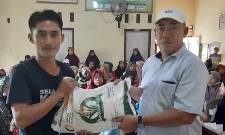 Syafe,i Kepalan Pekon (Desa) Kanyangan Bagikan Langsung Bantuan Beras Bulog Pada 229 KPM