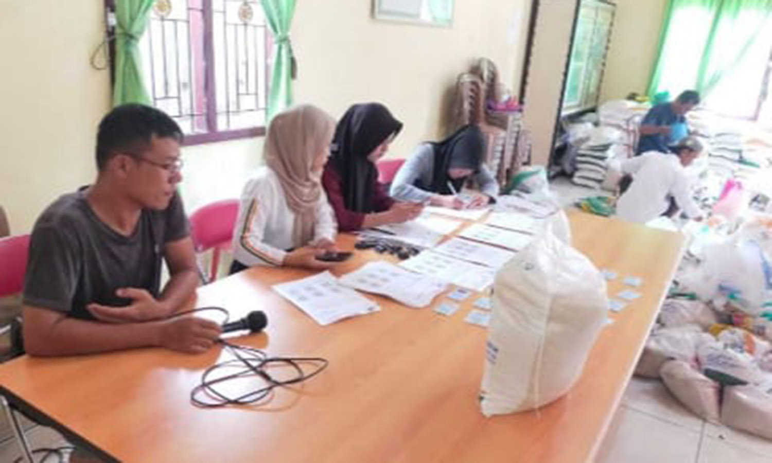Syafe,i Kepala Pekon (Desa) Kanyangan Bagikan Langsung Bantuan Beras Bulog Pada 229 KPM