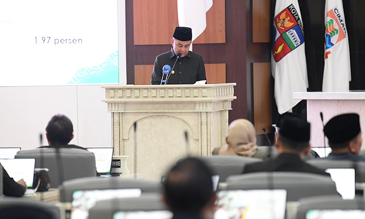 Penjabat Gubernur Bey Machmudin Sampaikan Dua Rancangan Perda kepada DPRD