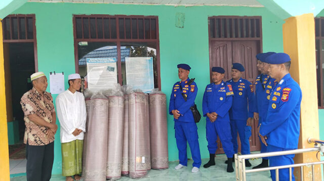 Sat Polairud Serahkan Bantuan Sajadah dan Ambal di Masjid Nurul Iman