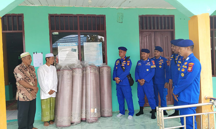 Sat Polairud Serahkan Bantuan Sajadah dan Ambal di Masjid Nurul Iman