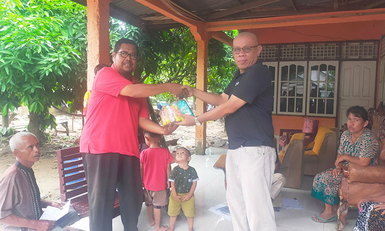 Bantuan Makanan dan Minum Relawan Komunitas Basamo Mahyeldi Sumbar Terus Mengalir