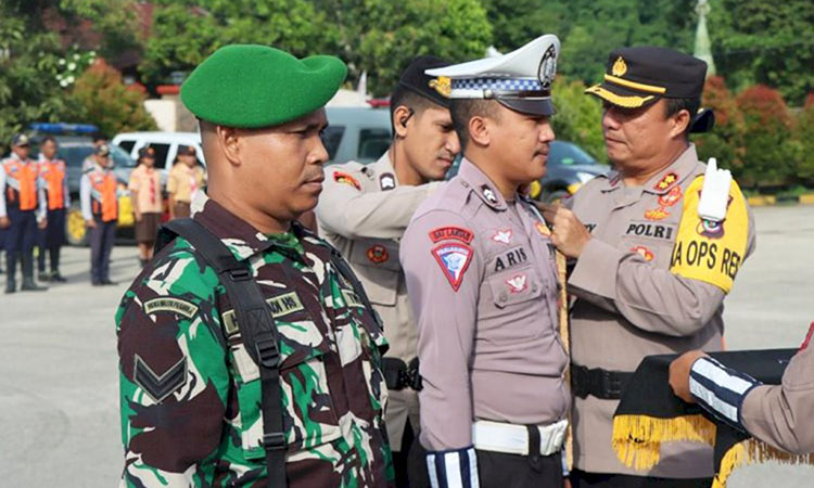 GGKapolres Sumba Barat Pimpin Apel Gelar Pasukan Ops Keselamatan Turangga 2024 dan Membacakan Ikrar Deklarasi Bersaudara Kapolres Sumba Barat Pimpin Apel Gelar Pasukan Ops Keselamatan Turangga 2024 dan Membacakan Ikrar Deklarasi Bersaudara