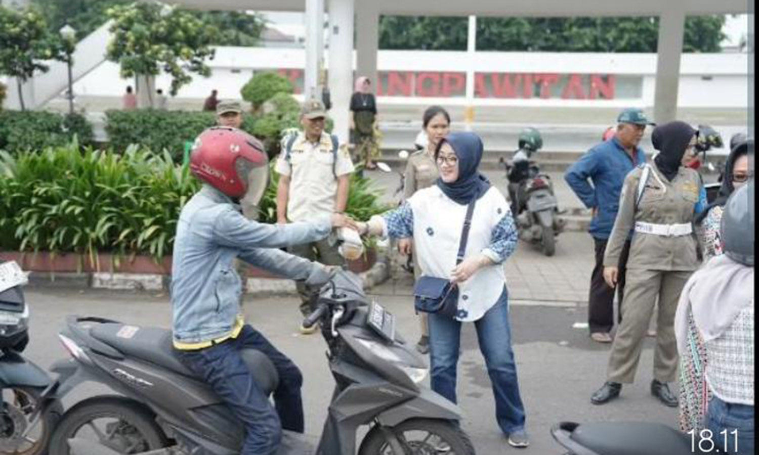 Sekertariat DPRD Kabupaten Karawang Bagi Takjil Pada Hari Ke-4 Bulan Romadhon,