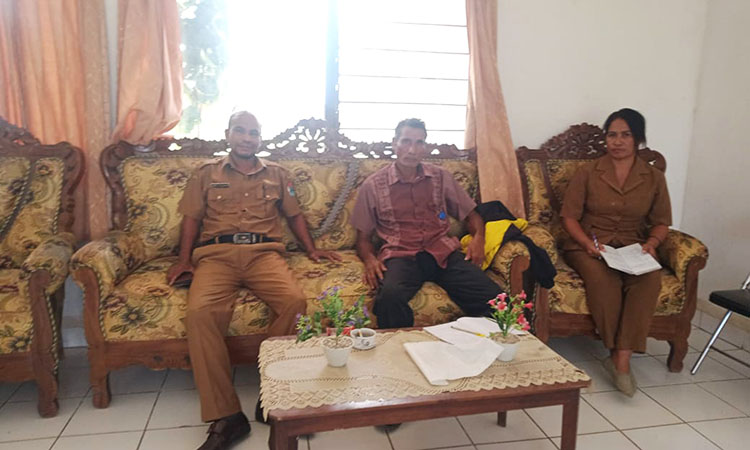 Camat Lewa Kerjakan Tugas Dengan Penuh Tanggung Jawab.
