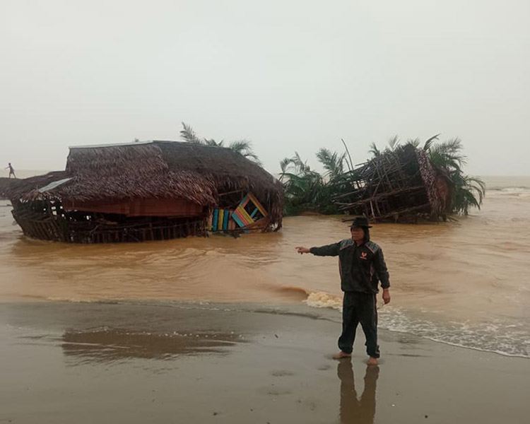 Warga Nagari Api - api Kecamatan Bayang Yang Terbawa Arus Banjir Belum Ditemukan