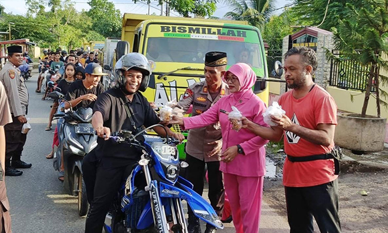 Indahnya Ramadhan, Polsek Woha dan Pengurus Bhayangkari Bagikan Takjil Berbuka Puasa