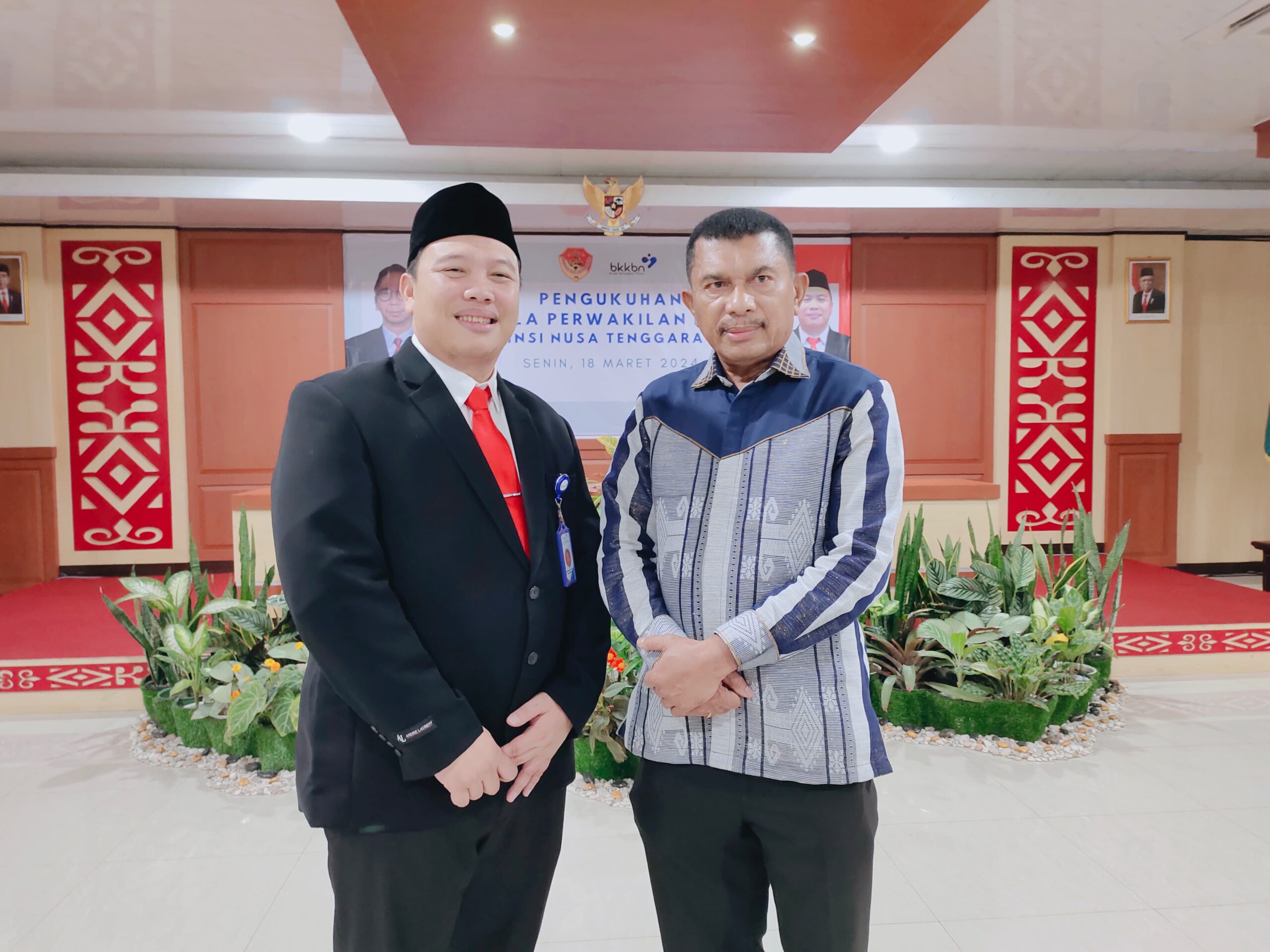 Tampak saat pose bersama Plt. Deputi Keluarga Berencana dan Kesehatan Repoduksi BKKBN RI Marianus Mau Kuru, SE, bersama  Kepala Perwakilan BKKBN Provinsi NTT yang baru, Bapak Dr. Dadi Ahmad Roswandi, S.Si, M.Si.