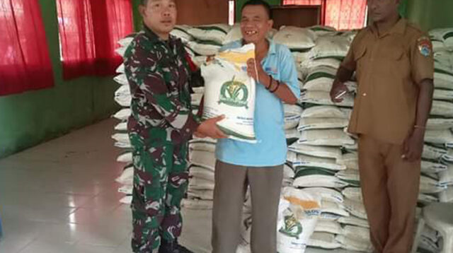 Babinsa Serda Ridwan Monitoring Pembagian Beras Cadangan Pangan Pemerintah Diwilayah Binaan
