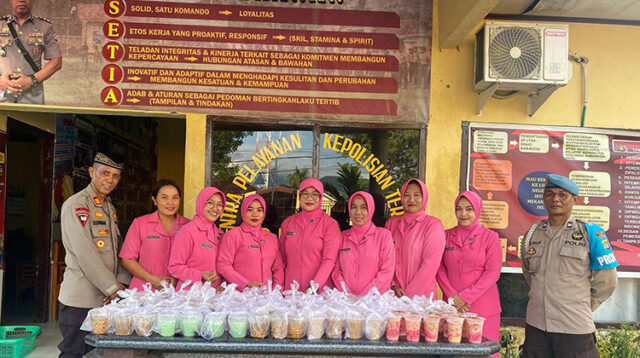 Indahnya Ramadhan, Polsek Woha dan Pengurus Bhayangkari Bagikan Takjil Berbuka Puasa