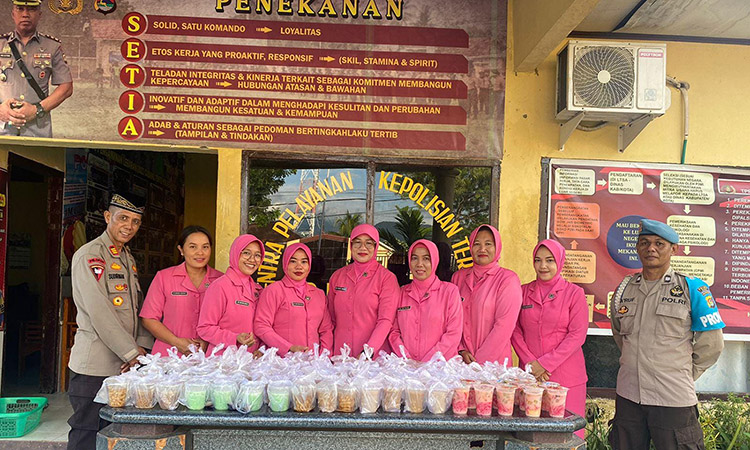 Indahnya Ramadhan, Polsek Woha dan Pengurus Bhayangkari Bagikan Takjil Berbuka Puasa