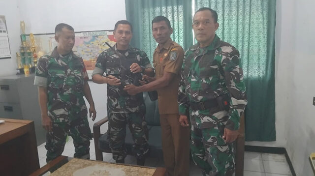 Masyarakat Desa Cenggu Serahkan Senpi Rakitan Secara Sukarela: Langkah Menjaga Kedamaian dan Keamanan Bersama