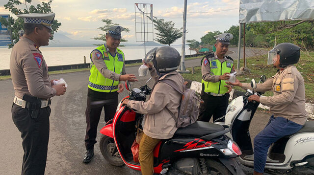 Peduli Kasih di Bulan Ramadhan, Satlantas Polres Bima Berbagai Takjil Ke Pengendara