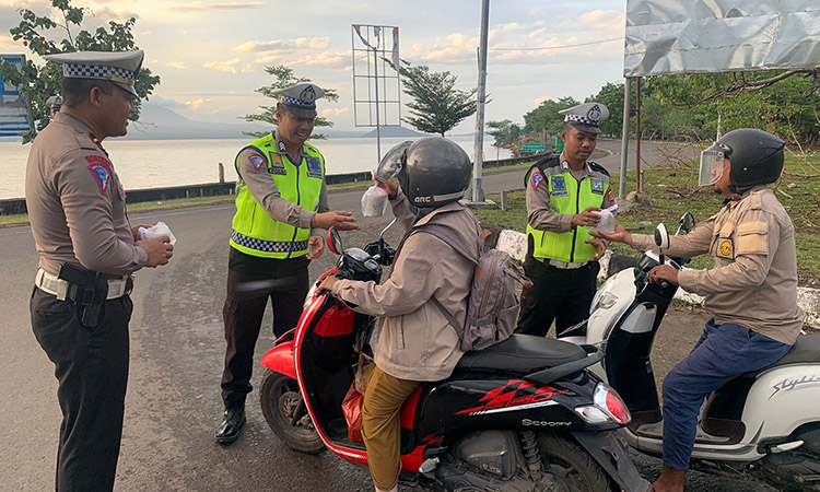 Peduli Kasih di Bulan Ramadhan, Satlantas Polres Bima Berbagai Takjil Ke Pengendara Peduli Kasih di Bulan Ramadhan, Satlantas Polres Bima Berbagai Takjil Ke Pengendara