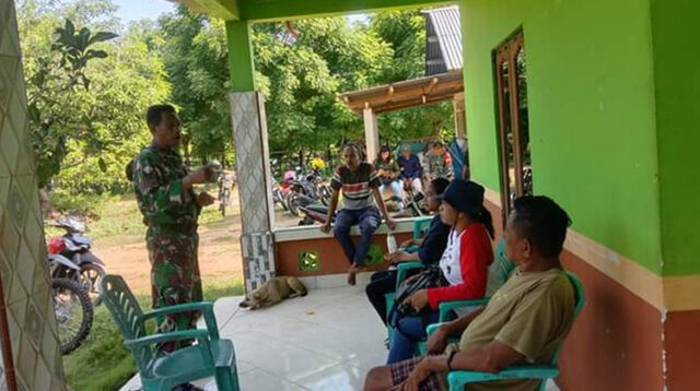 Manfaatkan Hari Libur, Babinsa Waingapu Melakukan Komsos Bersama Warga Diwilayah Binaan