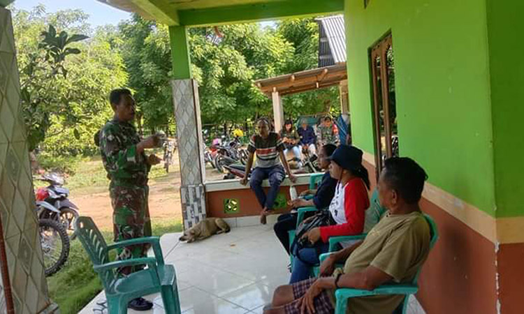 Manfaatkan Hari Libur, Babinsa Waingapu Melakukan Komsos Bersama Warga Diwilayah Binaan