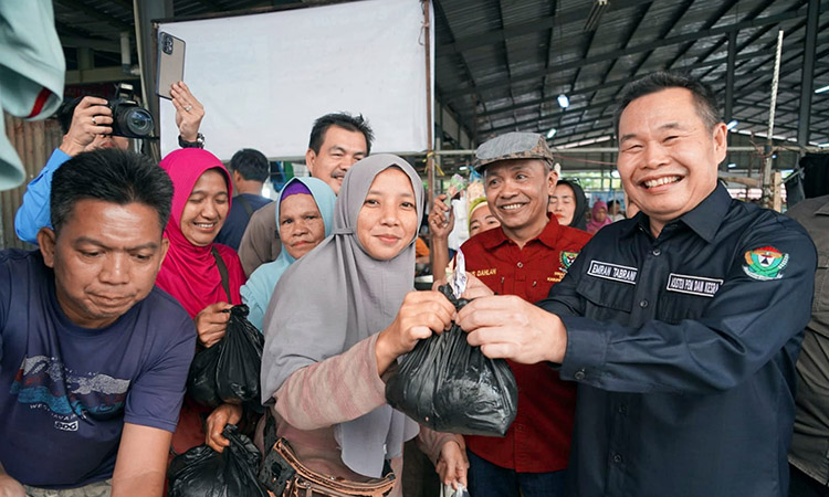 Asisten I Resmikan Operasi Pasar Ikan Murah Bantu Turunkan Angka Inflasi Asisten I Resmikan Operasi Pasar Ikan Murah Bantu Turunkan Angka Inflasi